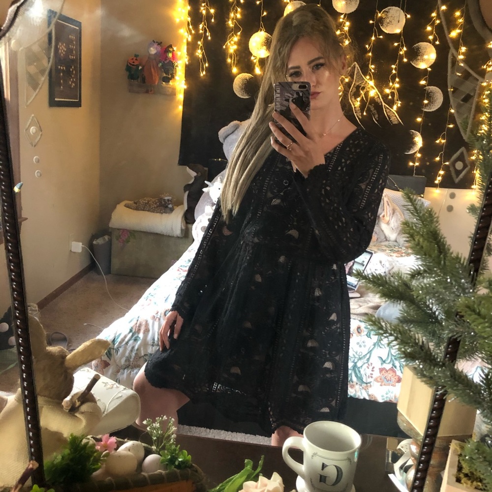 Black & Nude Lace Longsleeve Vneck Cocktail Dress